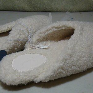 Universal Thread Women's Cream/Kyler Faux Fur Fuzzy Closed Toe Slippers (7,8,10)